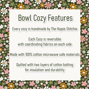 Peut inclure: Un fond blanc avec le texte "Bowl Cozy Features" et des d&eacute;tails sur le produit. Le texte indique que chaque coussin est fait &agrave; la main, r&eacute;versible, en coton et matelass&eacute; pour l'isolation et la durabilit&eacute;. Le fond a un motif floral.