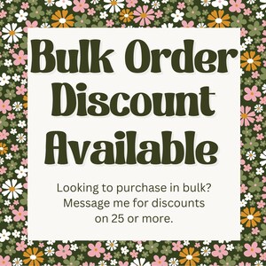 Peut inclure: Sur un fond floral, un rectangle blanc affiche le texte "Bulk Order Discount Available" en vert fonc&eacute;. Le texte en dessous indique : "Looking to purchase in bulk? Message me for discounts on 25 or more."