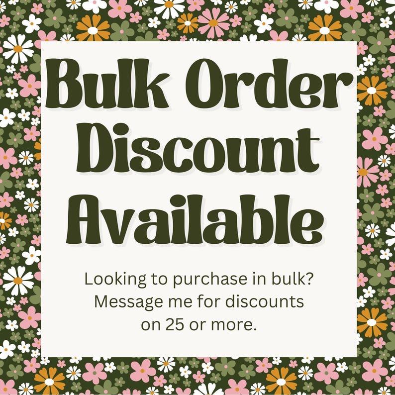 Peut inclure: Sur un fond floral, un rectangle blanc affiche le texte "Bulk Order Discount Available" en vert fonc&eacute;. Le texte en dessous indique : "Looking to purchase in bulk? Message me for discounts on 25 or more."
