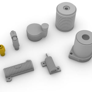 Puede incluir: Surtido de piezas de plástico grises y amarillas, que incluyen un pequeño cilindro, un bloque rectangular, una pieza redonda pequeña y algunas otras piezas.