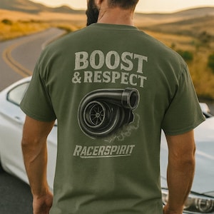 Puede incluir: Camiseta verde oliva con el texto "BOOST & RESPECT" sobre un gráfico de turbocompresor negro. Debajo, el texto "RACERSPIRIT". La persona de la imagen lleva una gorra de béisbol de mezclilla azul.