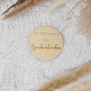 Holzscheibe Ich bekomme ein Geschwisterchen floral aus Holz, Verkündung Baby Schwangerschaft Geschwister