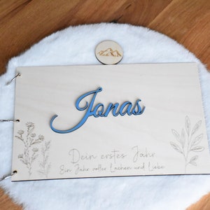 Personalisiertes Fotoalbum aus Holz mit Namen personalisierbar, mit silbernen Ringen gebunden, 60 Seiten