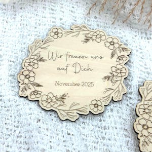 Schwangerschaft verkündenWir bekommen ein Baby Holzscheibe, floral, Verkündung Schwangerschaft, Meilensteinkarte 3mm, stabil, langlebig