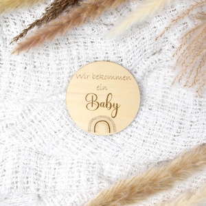 Holzscheibe Wir bekommen ein Baby 10cm Durchmesser, Verkündung Regenbogen Schwangerschaft, Meilensteinkarte 3mm, stabil, langlebig