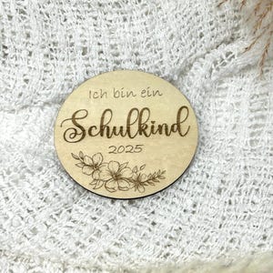 Meilensteinkarte „Ich bin ein Schulkind 2025“ zur Einschulung Geschenk Schultüte Fotos Andenken erster Schultag aus Holz