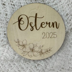 Meilensteinkarte "Ostern 2025" für Osterfotos 2025 rund aus Holz für Fotoshootings zu Ostern mit der Familie, Kinder, Erinnerungen Kindheit