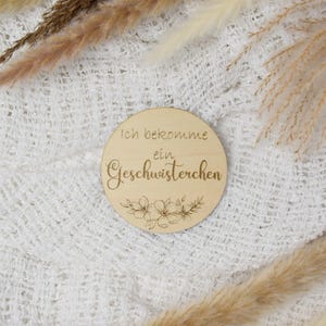 Meilensteinkarte Ich bekomme ein Geschwisterchen floral rund mit Blumenmuster, Verkündung Baby Schwangerschaft Geschwister, Holzscheibe