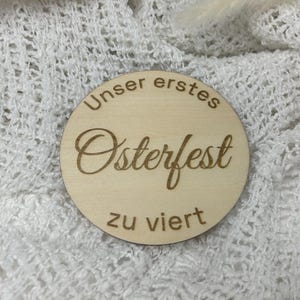 Meilensteinkarte "Unser erstes Osterfest zu viert"  erste Osterfest deines Babys 2025 aus Holz für Fotoshootings zu Ostern