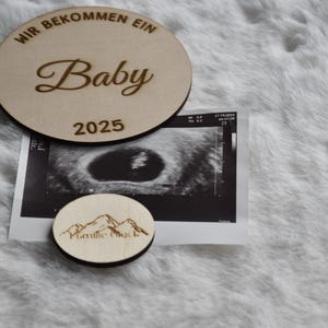 Meilensteinkarte Wir bekommen ein Baby 2025 10cm Durchmesser, Verkündung Schwangerschaft Baby 2025 runde Holzscheibe