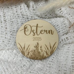 Meilensteinkarte "Ostern 2025" für Osterfotos 2025 rund aus Holz für Fotoshootings zu Ostern mit der Familie, Kinder, Erinnerungen Kindheit