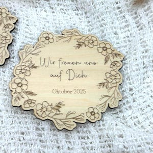 Schwangerschaft verkündenWir bekommen ein Baby Holzscheibe, floral, Verkündung Schwangerschaft, Meilensteinkarte, Oktoberbaby