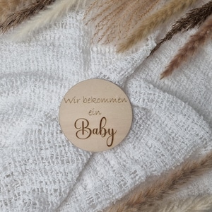 Meilensteinkarte Wir bekommen ein Baby 10cm Durchmesser, Verkündung Schwangerschaft Baby, Meilensteinkarte aus Lindenholz 3mm, stabil