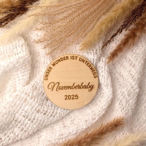Meilensteinkarte Unser Wunder ist unterwegs Novemberbaby 2025 10cm Durchmesser, Verkündung Schwangerschaft November 2025