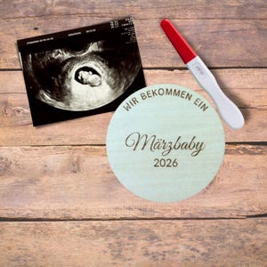 Meilensteinkarte Wir bekommen ein Märzbaby 2026  10cm Durchmesser, Verkündung Schwangerschaft Geburt 2026 Holzscheibe Verkündungskarte
