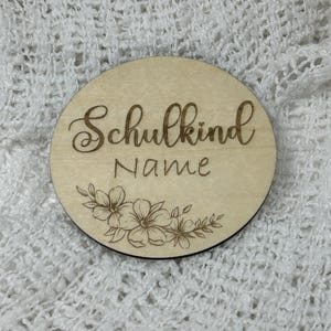 Personalisierte Meilensteinkarte „Schulkind Name“ zur Einschulung Geschenk Schultüte Fotos Andenken erster Schultag aus Holz mit Wunschname
