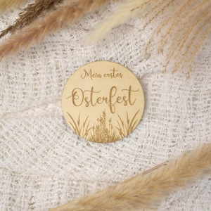 Meilensteinkarte "Mein erstes Osterfest 2025" für das erste Osterfest deines Babys 2025 rund aus Holz für Fotoshootings zu Ostern