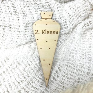 Zweite Klasse Meilensteinkarte Herzchen für Schulstart Kind 2. Klasse Geschenk, Erinnerung, Lindenholz, Form einer Schultüte Schulanfang