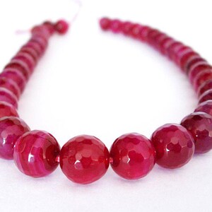 Een snoer van 14 mm agaat, robijnrood/wijnrood, met facetten, geschikt voor het maken van sieraden zoals armbanden, oorbellen en halskettingen.