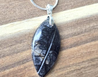 Collar con colgante de mármol de Picasso hecho a mano con piedras preciosas y joyería de mármol de Picasso