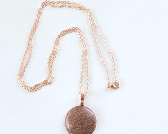 Collar con colgante de piedra dorada en oro rosa, joyería hecha a mano con piedras preciosas, colgante de piedra dorada, joyería de oro rosa