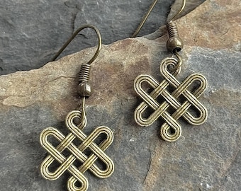 Pendientes de nudo celta de latón hechos a mano, estilo bohemio, joyería única.
