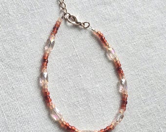 Pulsera de cuentas hecha a mano con colores cálidos, estilo bohemio.