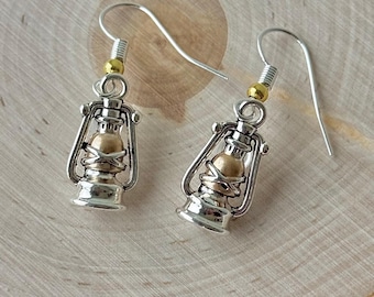 素朴な農家スタイルのシルバーランタンイヤリング。毎日身に着けられる、ハンドメイドの小さな軽量ジュエリー。