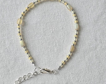 Pulsera amarilla pálida hecha a mano Pulsera de cuentas amarillas Joyería única