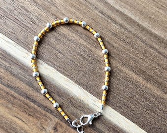 Pulsera de cuentas amarillas doradas hecha a mano. Joyería única. Pulsera de plata y amarilla.