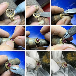 K&ouml;nnte beinhalten: Nahaufnahme eines goldenen Rings mit einem roten Edelstein, der in einem Halbmond-Design gefasst ist. Der Ring wird von einem Juwelier bearbeitet, der eine Zange verwendet, um die Fassung anzupassen.