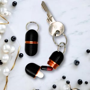Kompakte Pillendose mit Schlüsselanhänger – Deluxe Edition in Schwarz Galaxy & Kupfergold, elegante Reise-Tablettenbox, Geschenkidee