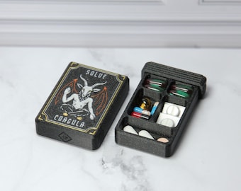 Pastillero Baphomet – Solución simbólica de la coagulación, 4, 5 u 8 compartimentos