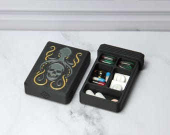 Organizador de pastillas Susurro del Kraken: pulpo y calavera simbólicos, 4, 5 u 8 compartimentos.