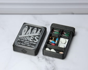 Organizador de pastillas con forma de sardina – Lata de sardinas retro, 4, 5 u 8 compartimentos