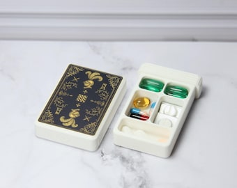 Organizador de pastillas ChessCracker – Ajedrez y cartas de juego, 4, 5 u 8 compartimentos