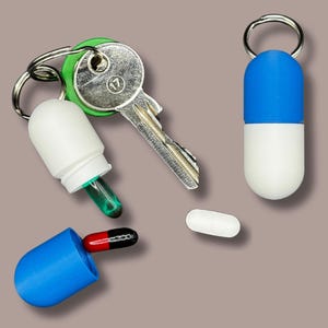 Pilulier porte-clés grand format personnalisable – boîte à pilules de voyage discrète et pratique – accessoire de santé design  en Suisse