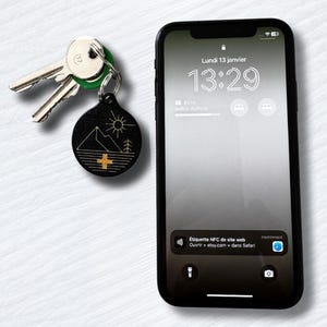 Porte-clé NFC, Carte Visite Digitale – LinkedIn, Instagram, TikTok, Facebook, NFC avec logo Biinii, Noir-Doré, Sans Batterie, Swiss Made