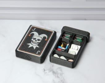 Organizador de pastillas con forma de calavera del Joker: calavera plateada y diente dorado, 4, 5 u 8 compartimentos.