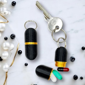 Deluxe Pillendose mit Schlüsselanhänger – Großes Modell in Schwarz Galaxy & Gold, kompakt, elegant, 3D-gedruckt in der Schweiz