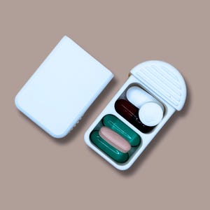Compact pill box with 2 compartments – discreet, practical, and secure, ideal for storing medication daily or while traveling