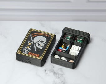 Organizador de pastillas "Engaña a la muerte" – Arte Memento Mori, 4, 5 u 8 compartimentos