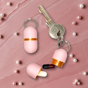 Kompakte Pillendose mit Schlüsselanhänger – Deluxe Edition in Rosa und Gold, stilvoller Reisebegleiter, eleganter Medikamentenbehälter