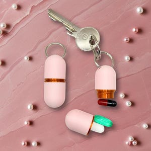 Pillendose Schlüsselanhänger Deluxe groß – Rosa & Kupfergold, elegant, kompakt, stilvoll für unterwegs, 3D-gedruckt in der Schweiz