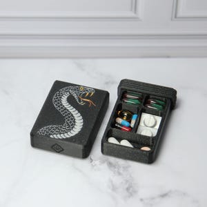 Pillendose Snake Tattoo – Weisses Schlangen Design, 4, 5 oder 8 Fächer