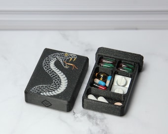 Pastillero Serpiente Blanca – Tatuaje simbólico de serpiente, 4, 5 u 8 compartimentos
