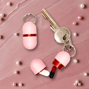 Pillendose Anhänger Deluxe – Kompakt in Rosa und Kupfergold, stilvoll und sicher, 3D-gedruckt in der Schweiz, für Alltag und Reise