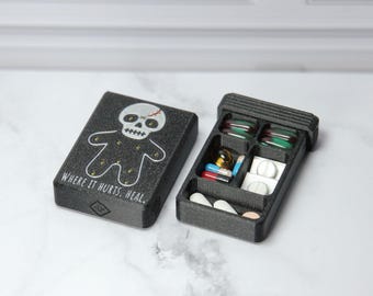 Pastillero vudú curativo – Calavera ritual y simbólica, de 4, 5 u 8 compartimentos.