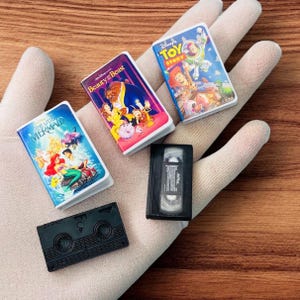 Miniatur-VHS-Kassetten - Disney Ultra Rare Limited Edition Serie 3 - 1:6 Puppenhaus - Realistische Mini-Marken Replik mit Kassettenspule im Inneren