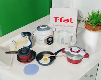 Cuisine pour maison de poupée : batterie de cuisine miniature T-fal, bouilloire et fer à repasser